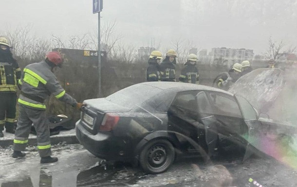 В Киеве на мосту во время движения загорелся Chevrolet, фото