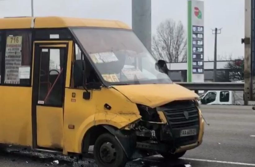 В Киеве маршрутка врезалась в фуру, видео