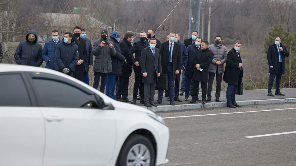 Зеленский в Запорожье запустил движение на мосту: первые водители благодарно сигналили Президенту