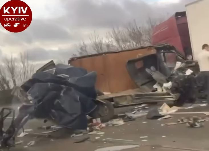 На Одесской трассе в результате ДТП легковушку разорвало на части: видео