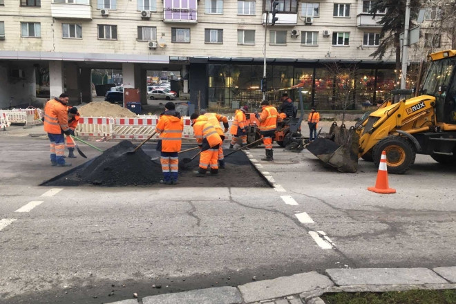 У Києві на одній із центральних вулиць відремонтували дорогу