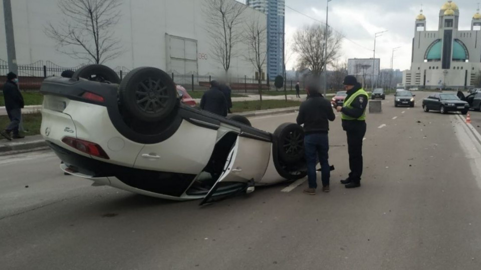 В Киеве произошло серьезное ДТП с переворотом, видео