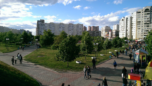 В Киеве вандалы срезали галстук со скульптуры: фото