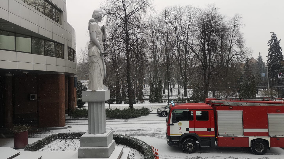 У будівлі Київського апеляційного суду шукають вибухівку