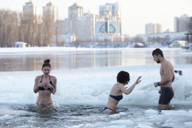 Крещение-2021: кому нельзя окунаться в ледяную воду