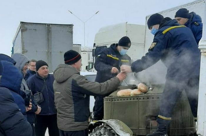 Снежная ловушка на трассе Одесса—Киев: спасатели накормили горячим обедом 870 человек