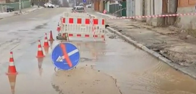 В Киеве вновь прорвало трубу, видео