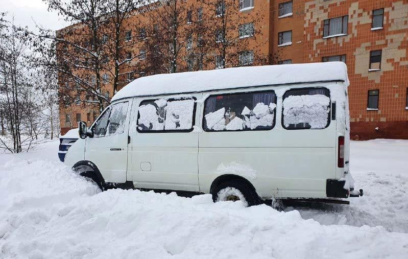 На Рівненщині п’яний водій шкільного автобуса в’їхав у сніговий замет