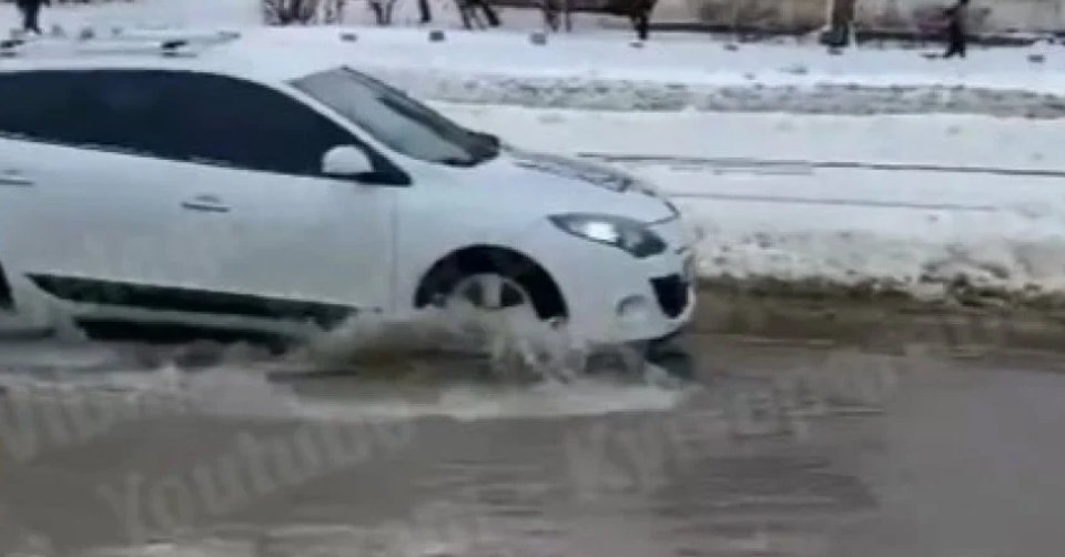 Потоп у Києві: біля метро «Чернігівська» людям роздавали пакети, щоб не промочити ноги: відео