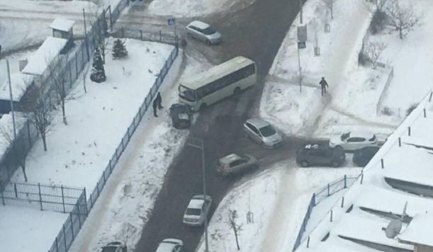 Автобус врезался в легковушку: ДТП в столице, видео