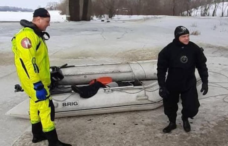 В Киеве из Днепра достали тело мужчины