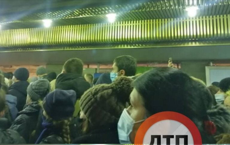 Давка в столичном метро: жители спального района не могли добраться к поездам, фото