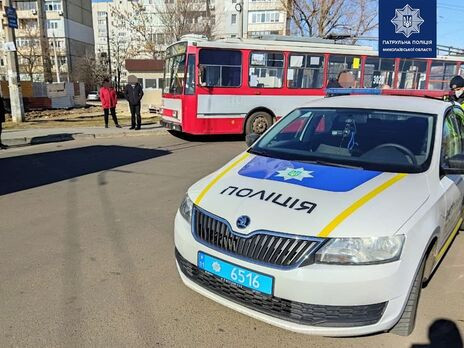 В Николаеве мужчина набросился с кулаками на женщину-водителя троллейбуса