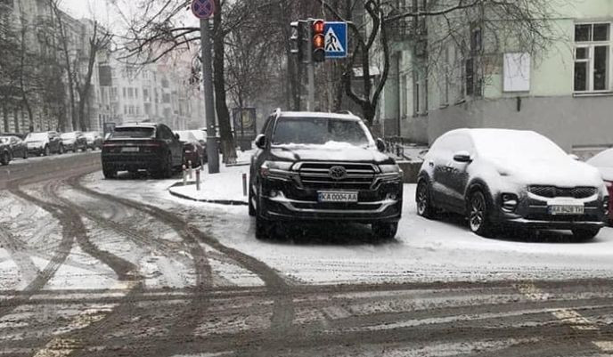 Поліція оштрафувала Давида Арахамію, який залишив Toyota Land Cruiser на пішохідному переході