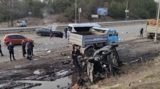 В Киеве произошло серьезное ДТП с двумя легковушками и грузовиком