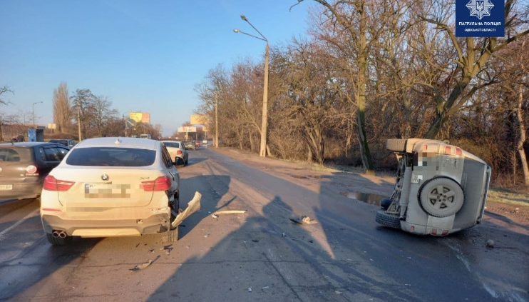 На Овидиопольской дороге перевернулся внедорожник, фото