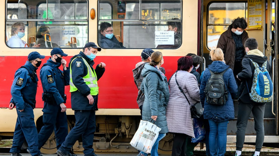 Великі черги та блокування тролейбусів: кияни через транспортний колапс не можуть доїхати до роботи