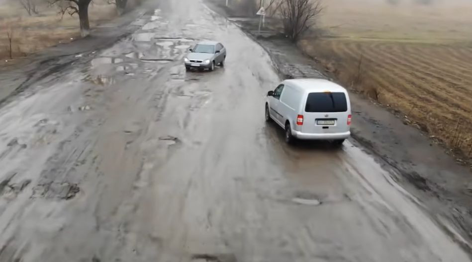 Ямы по колено: водителям показали худшую дорогу Украины, видео