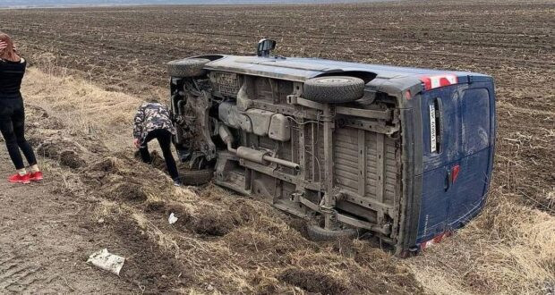 На Рівненщині мікроавтобус перекинувся у кювет, фото