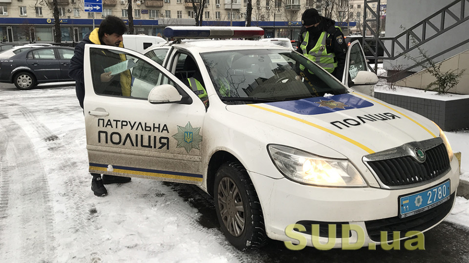 В Киеве пьяный мужчина в метро напал на женщину-полицейского