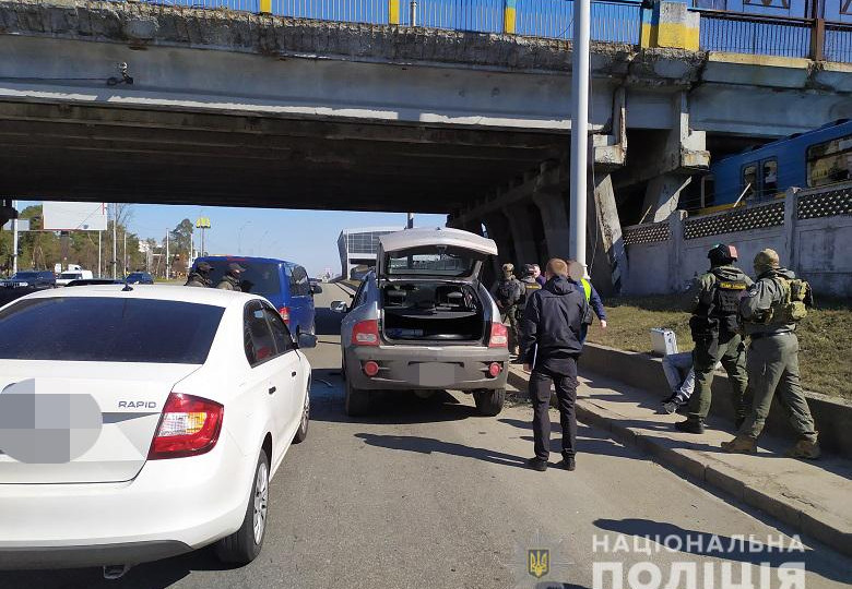 В Киеве мужчину ударили кирпичом по голове, чтобы отобрать сумку с деньгами, фото