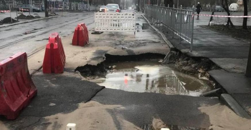 В Киеве снова прорвало трубу, фото