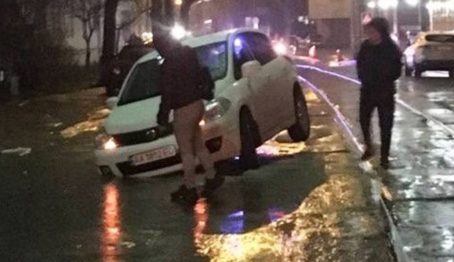 В Киеве второй автомобиль за сутки «ушел» под землю, фото