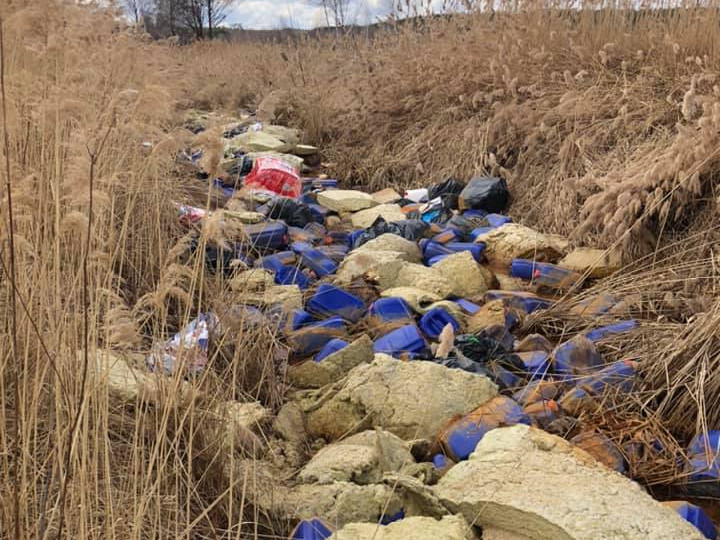 На Київщині в річку викинули тисячі каністр з невідомою речовиною