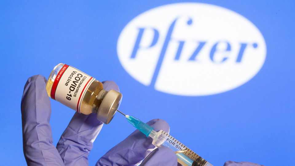 ЕС закупит еще 100 млн доз COVID-вакцины Pfizer