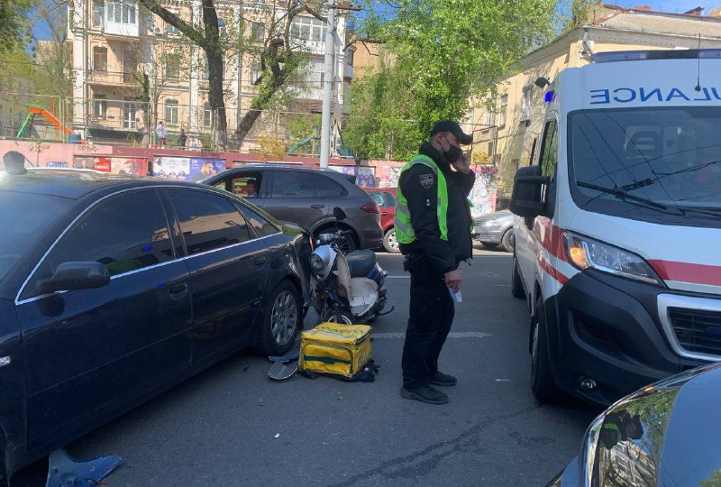 ДТП у Києві: мопедист влетів в авто, пробивши головою заднє скло