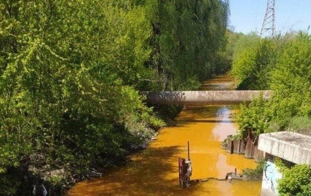 Стало известно, от чего в Киеве пожелтела река Лыбедь