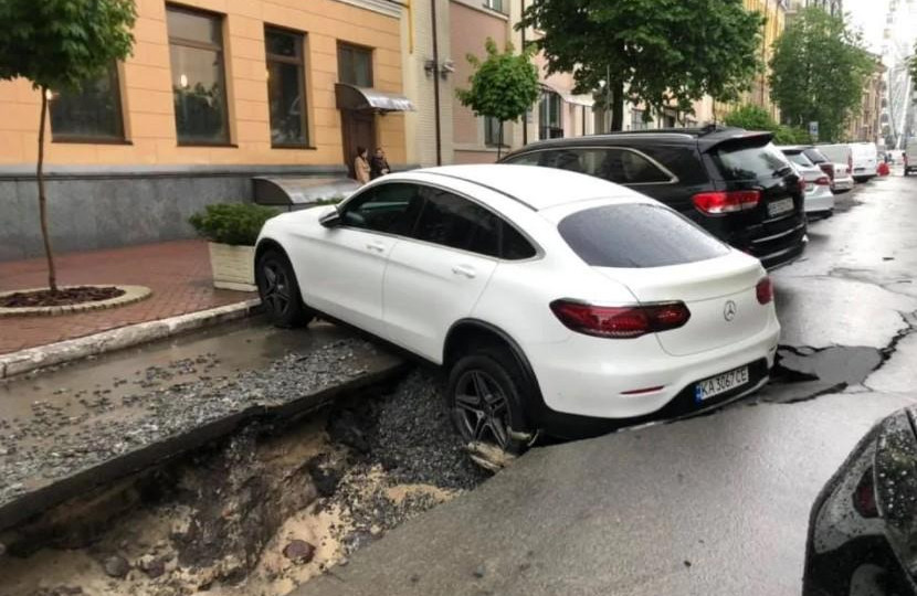 Размытые дороги и поваленные деревья: результаты непогоды в Киеве, фото и видео