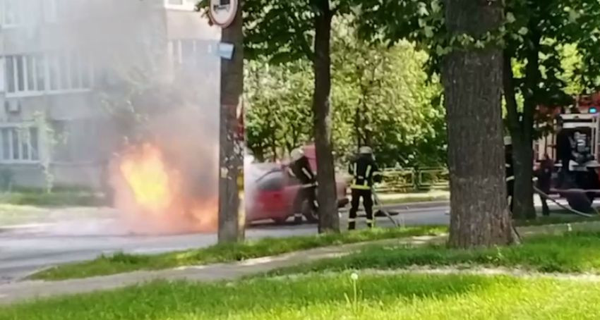 В Киеве во время движения взорвалась и загорелась легковушка, видео