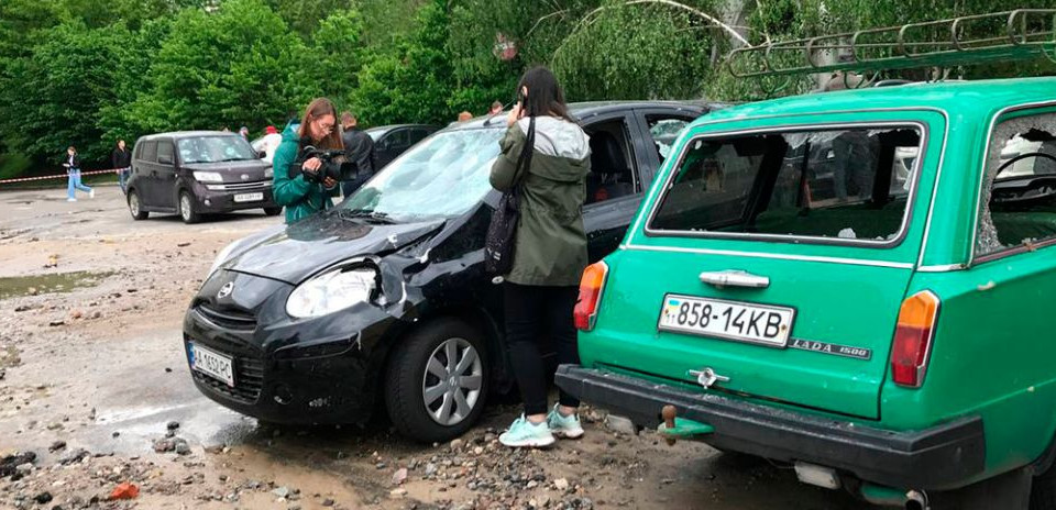 Из-под земли вырвался гейзер: в Киеве прорвало трубу, видео