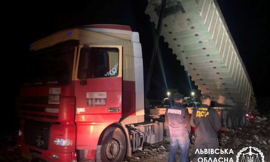 Сміттєві махінації на понад 2 мільйони: на Львівщині підозрюють організовану злочинну групу