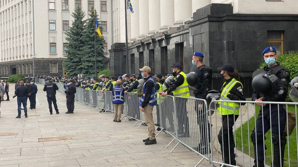 Возле ОП на Банковой собрались участники акции в поддержку Стерненко