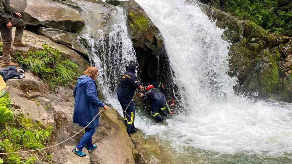 Гибель подростка на водопаде под Львовом: место трагедии огородят сеткой