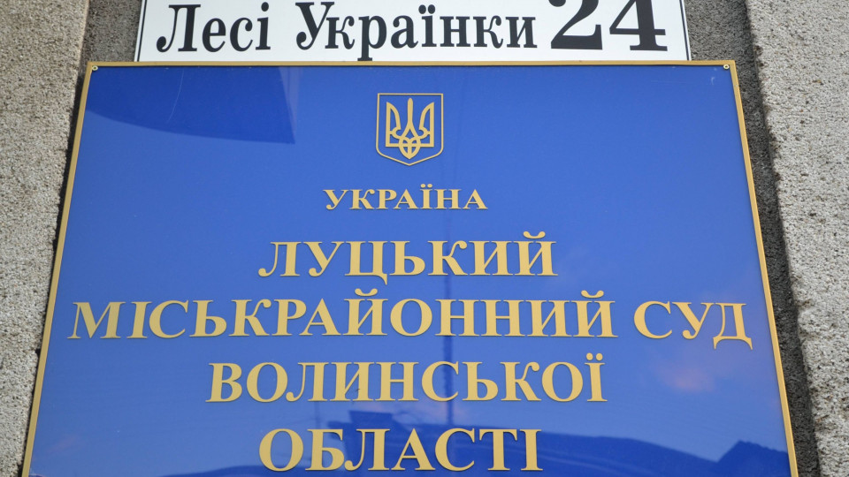 Адвокат устроил беспорядок в зале заседаний, а выдворять его пришлось судебной охране