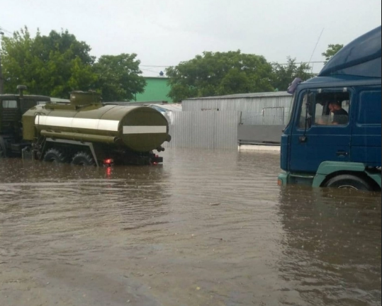 Запорожье ушло под воду: в области «плавали» автобусы и затопило больницу, видео