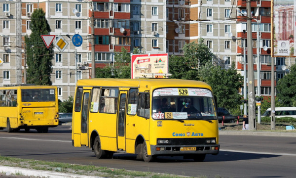 В Киеве водитель маршрутки пил пиво за рулем: инцидент прокомментировали в КГГА, видео