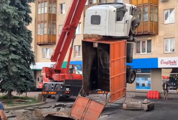 Грузовик ушел под асфальт на том месте, которое должен был ремонтировать