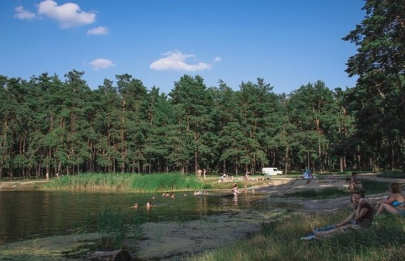 В одному із столичних парків виявили тіло чоловіка: фото