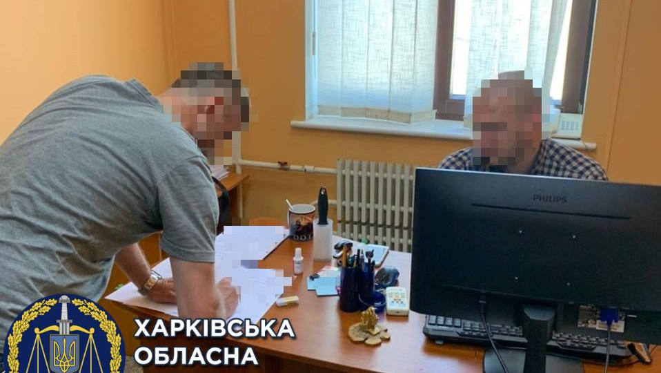 Сприяв копам у одержанні валютного хабара: підозрюється адвокат на Харківщині