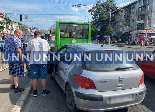 В столице авто с полным салоном древесины столкнулось с маршруткой: дрова разбили лобовое стекло