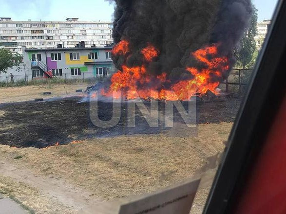 В спальном районе Киева неизвестные подожгли шины: люди выходили из домов из-за едкого дыма