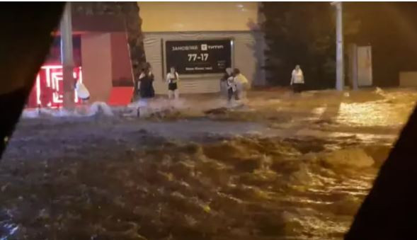 Людей сносило потоком и падали деревья: в Одессе прошел мощный ливень, видео