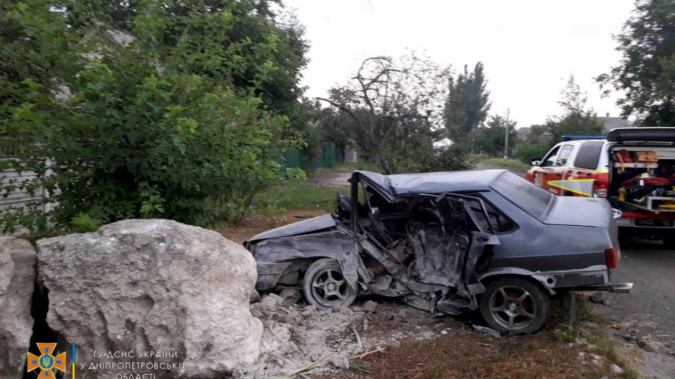 Смертельна ДТП: на Дніпропетровщині авто злетіло з дороги