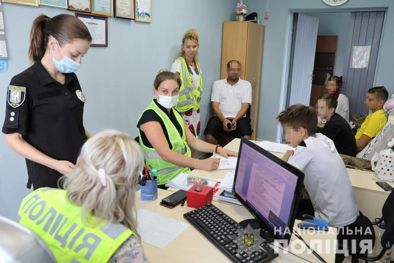 В Киеве подростки ногами избили прохожего просто так