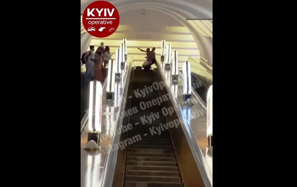 В киевском метро пассажиры устроили драку: видео