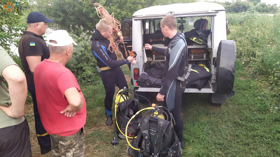 Під Києвом рятувальники дістали з води тіло чоловіка